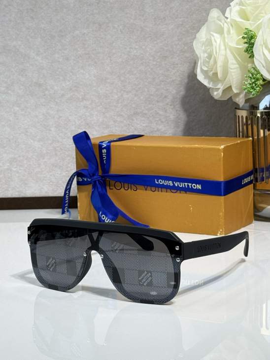 Picture of Louis Vuitton Sunglasses _SKUfw77097975fw